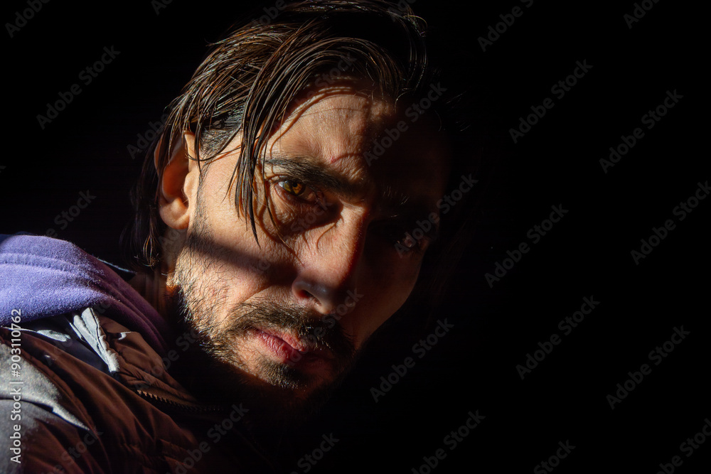 Fototapeta premium rostro de hombre en fondo negro
