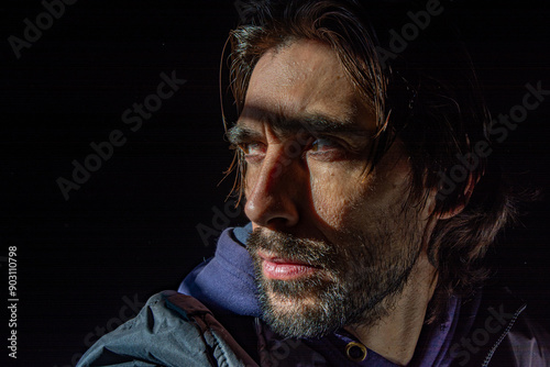 rostro de hombre en fondo negro