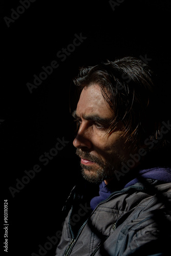 rostro de hombre en fondo negro