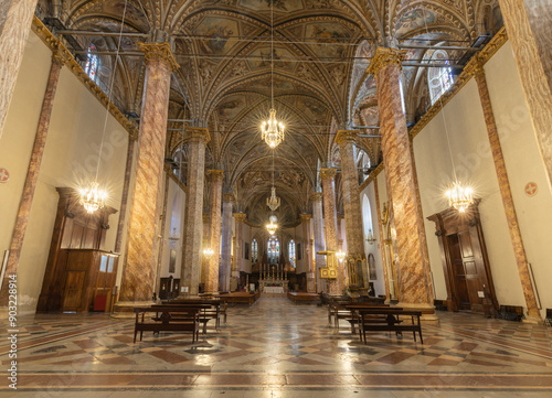 Photos PERUGIA, ITALY - MAY 16, 2024: The nave of church Cattedrale di San Lorenzo (St