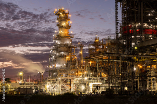 Fotografie Carbon dioxide, a global warming gas, escapes from an industrial oil refining operation in the South Bay of Los Angeles, California, USA