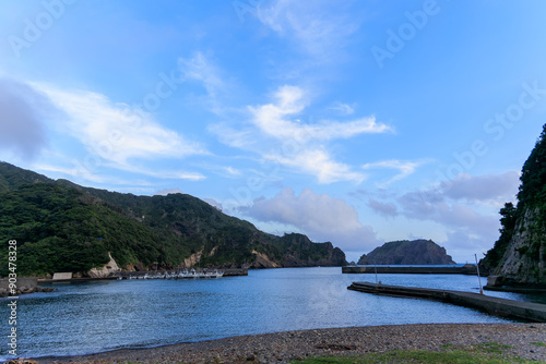 早朝の中木港。
大きな大根島と小さな丘ハヤマ岩礁、沖ハヤマ岩礁が見える。
日本国静岡県伊豆半島賀茂郡南伊豆町中木から渡し船で渡るヒリゾ浜-2024年8月
 photo