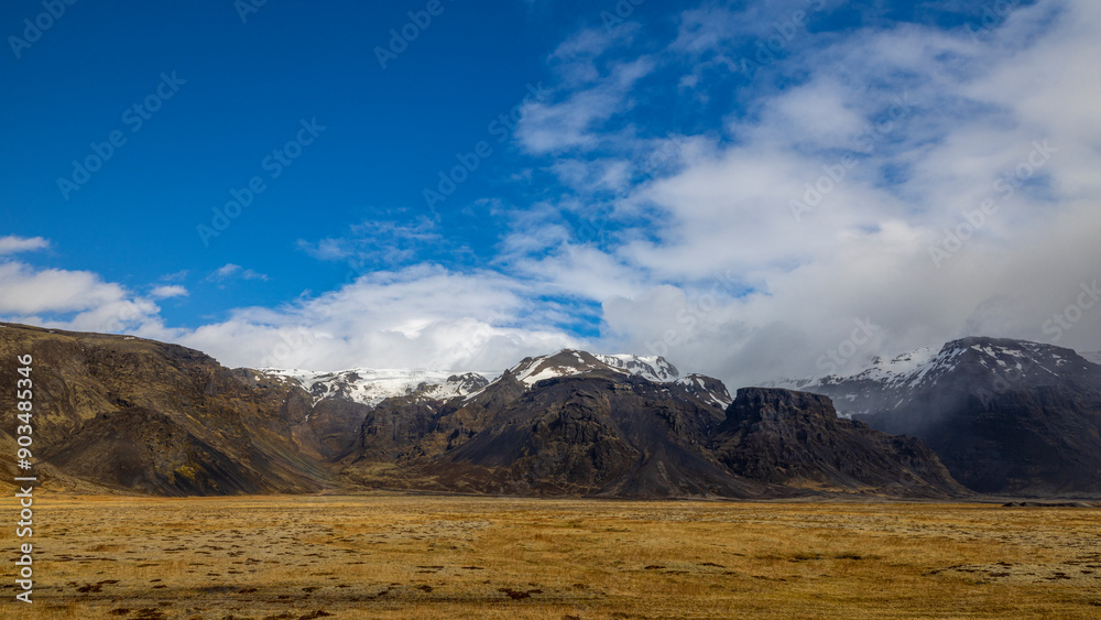 Landschaft mit Bergen im Hintergrund auf Island Landschaft mit Bergen im Hintergrund auf Island
