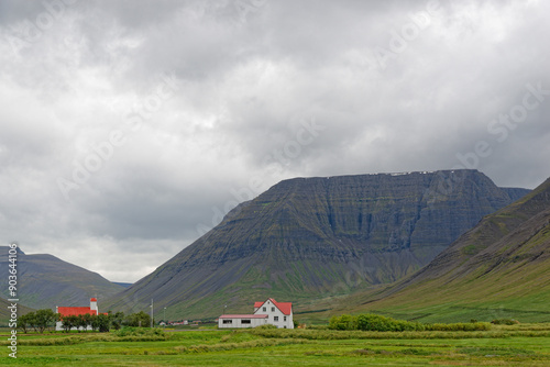 Gehöft in der weiten Landschaft Islands