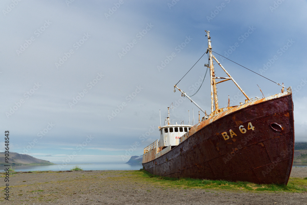 Gardar, das älteste Stahlschiff Islands, liegt ausgemustert am Strand von Patreksfjördur Gardar, das älteste Stahlschiff Islands, liegt ausgemustert am Strand von Patreksfjördur