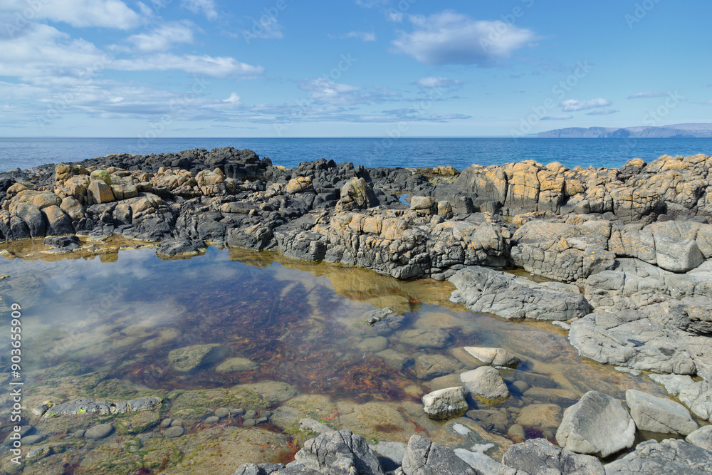 kleine Lagune am Strand von Raudisandur, Westfjorde, Island