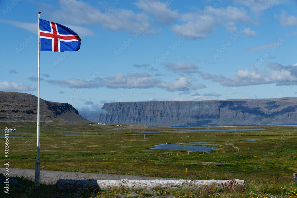 isländische Flagge, Westfjorde, Island
