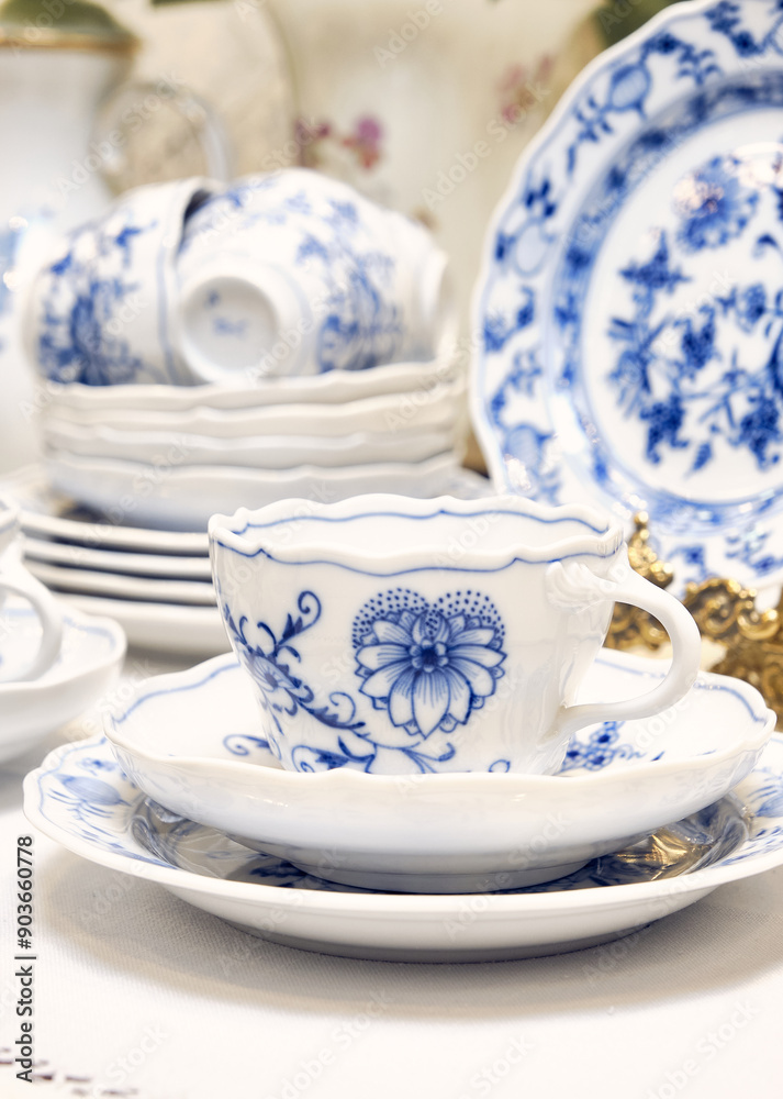 Of course, we consider the Meissen manufactory to be the trendsetter of the porcelain fashion of the onion set.
It was there that the famous