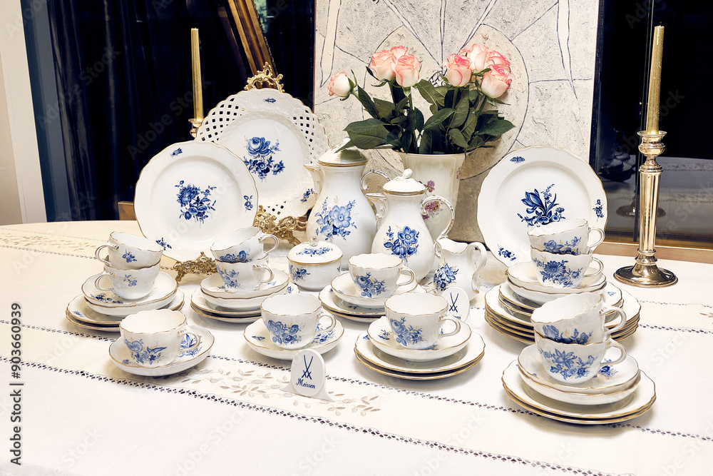 Of course, we consider the Meissen manufactory to be the trendsetter of the porcelain fashion of the onion set.
It was there that the famous