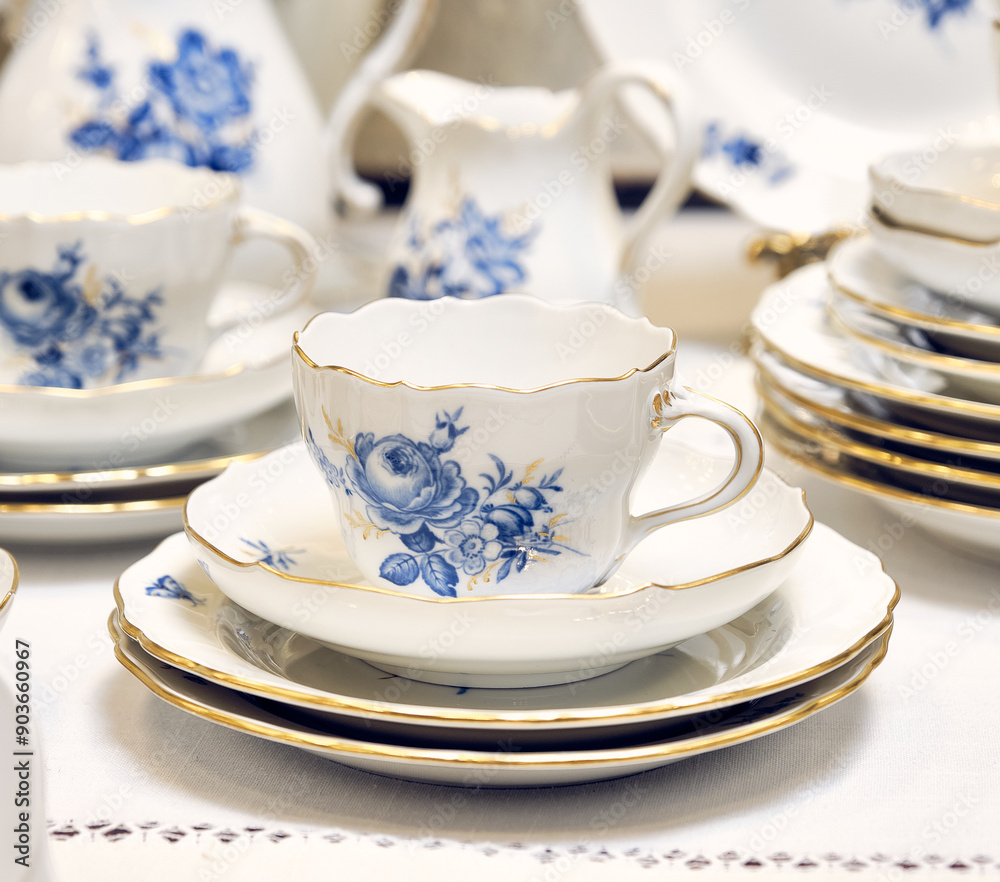 Of course, we consider the Meissen manufactory to be the trendsetter of the porcelain fashion of the onion set.
It was there that the famous