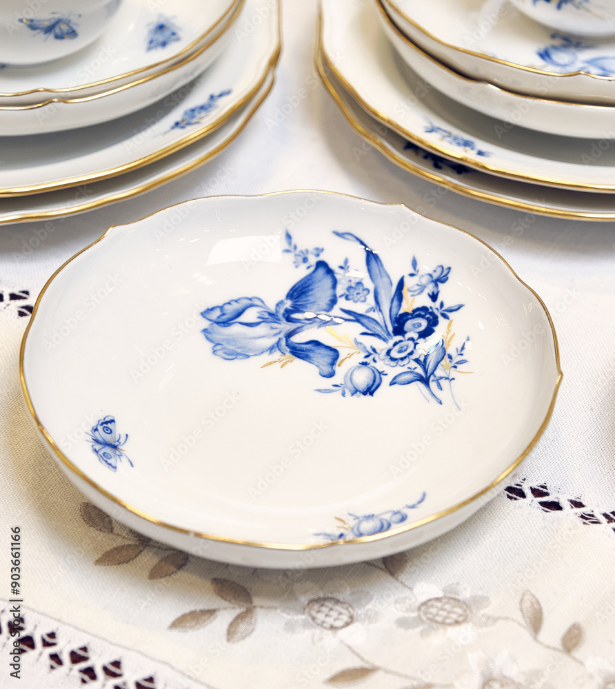 Of course, we consider the Meissen manufactory to be the trendsetter of the porcelain fashion of the onion set.
It was there that the famous