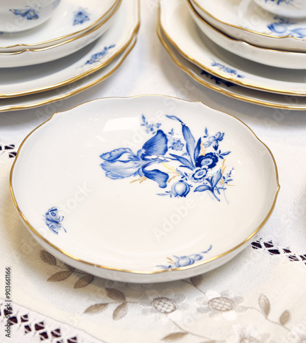 Obraz na płótnie Of course, we consider the Meissen manufactory to be the trendsetter of the porcelain fashion of the onion set.
It was there that the famous