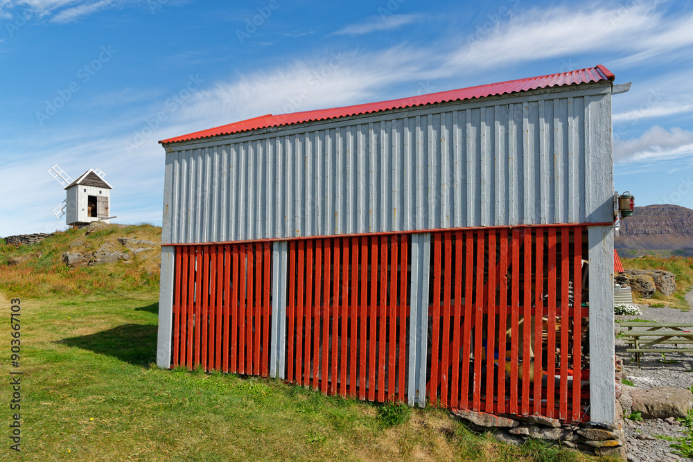 Fototapeta premium Lagerhaus auf der Insel Vigur, Westfjorde, Island