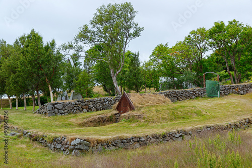 alte Erdhütte beim botanischen Garten Skrúður, Westfjorde, Island