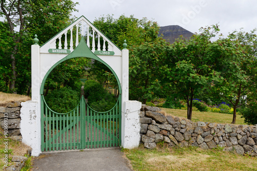 Eingang zum botanischen Garten Skrúður, Westfjorde, Island