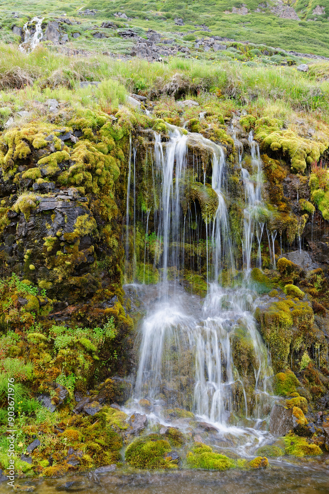 Obraz premium kleiner, namenloser Wasserfall in den Westfjorden, Island