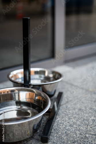 Obraz na płótnie bowl of drinking water for dogs in public facilities - caring for animals in cities w salonie