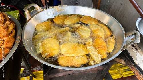 Foto Deep fried snack called gorengan Fried tofu, tempeh fried in hot oil