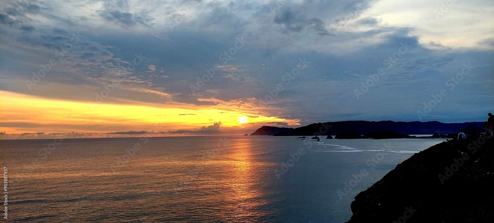 Fototapeta premium Beautiful clouds and sky at sunset over the beach