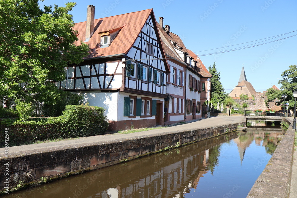 Obraz premium La rivière Lauter dans la ville, ville de Wissembourg, département du Bas Rhin, France