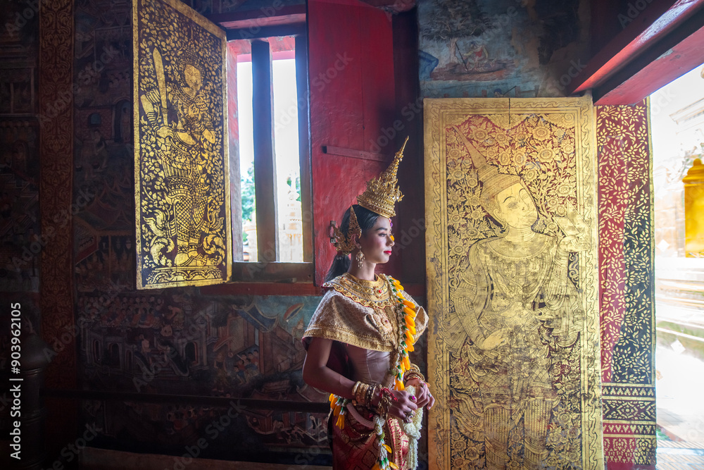 Obraz premium A young Thai dressed in a beautiful pantomime dressed.Khon is traditional dance drama art of Thai classical masked.