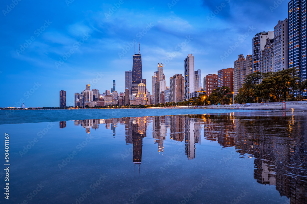 Fototapeta premium chicago skyline reflected on concrete beach during blue hour