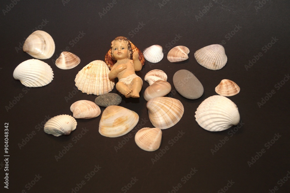 Composizione fotografica di conchiglie e bambino gesù Composizione fotografica di conchiglie e bambino gesù