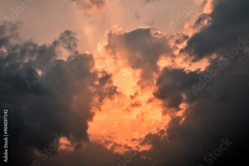 黒い雲に隠されたオレンジ色の太陽