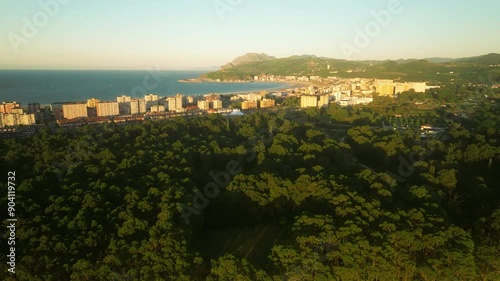 Vista aerea de la bahia de Laredo al atardecer.
