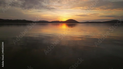Contraluz con el agua en calma a vista de dron