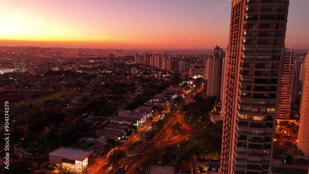Avenida João Fíusa em Ribeirão Preto, no por-do-sol de drone