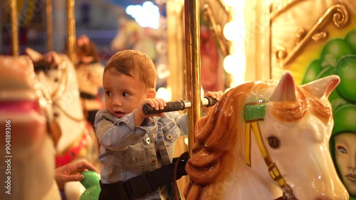 Criança brincando em um cavalo de carrosel  photo