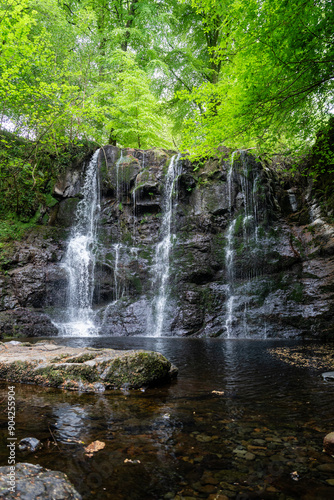 Wasserfall im Wald in Nordirland