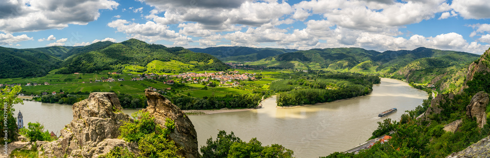 Obraz premium Dürnstein and surroundings in Austria