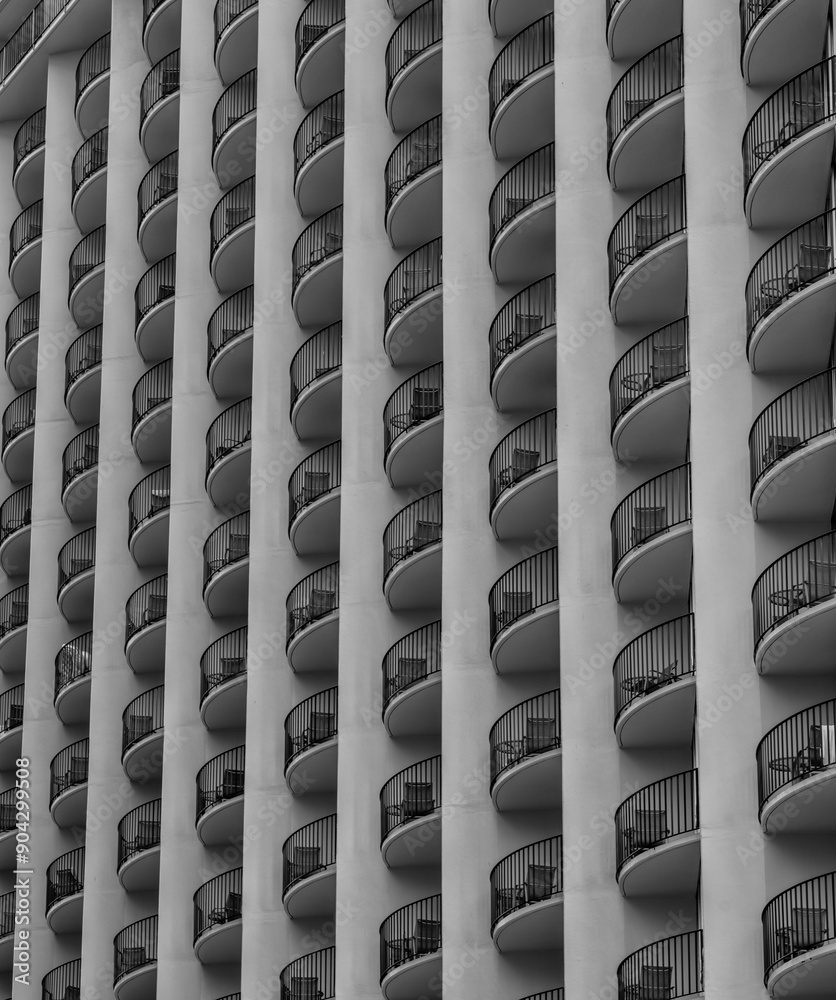 Obraz premium Black and White View of a Building with Identical Patios.