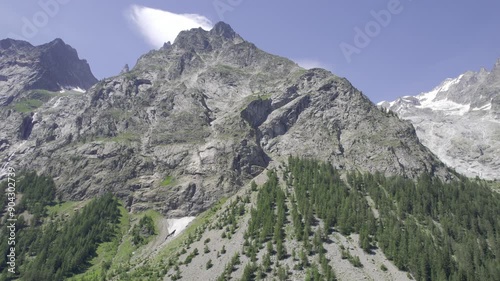 Video drone paesaggio montuoso, risoluzione 4k