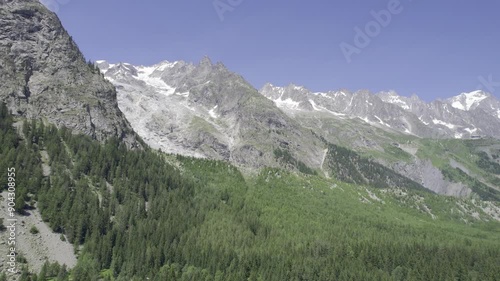 video drone paesaggio montuoso, risoluzione 4k