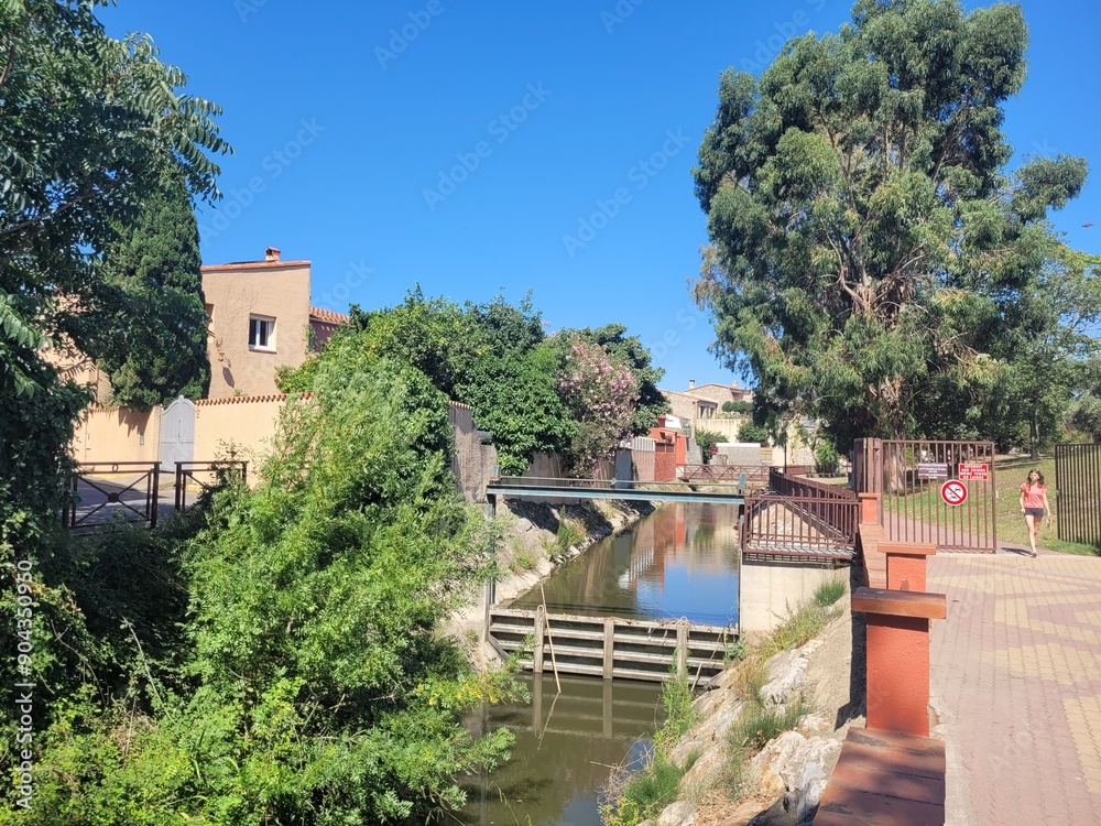 Φωτογραφία Rivière et barrage, Roussillon, Torreilles, village d'Occitanie, plaine de la Sa