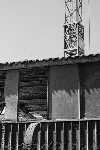 Gebrochenes Glas und ein Kran im Hafen Kelheim photo