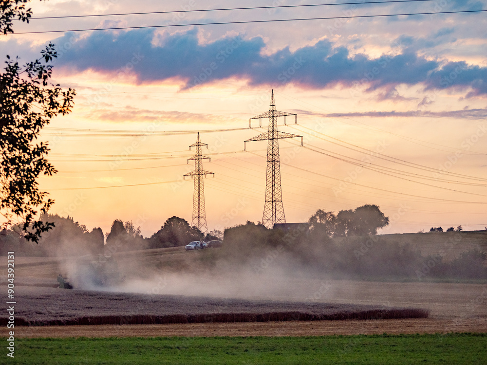 Mähdrescher bei der Erntearbeit auf dem Feld Mähdrescher bei der Erntearbeit auf dem Feld
