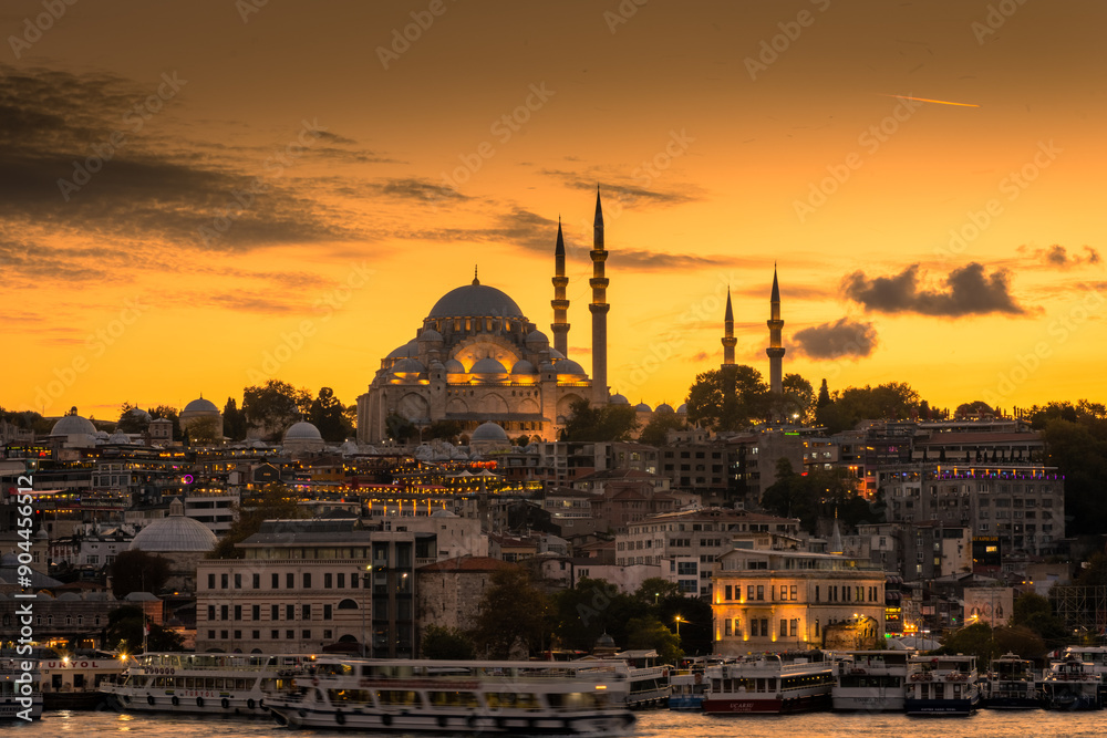 Naklejka premium Amazing skyline of Istanbul at sunset with Suleymaniye Mosque, Turkey