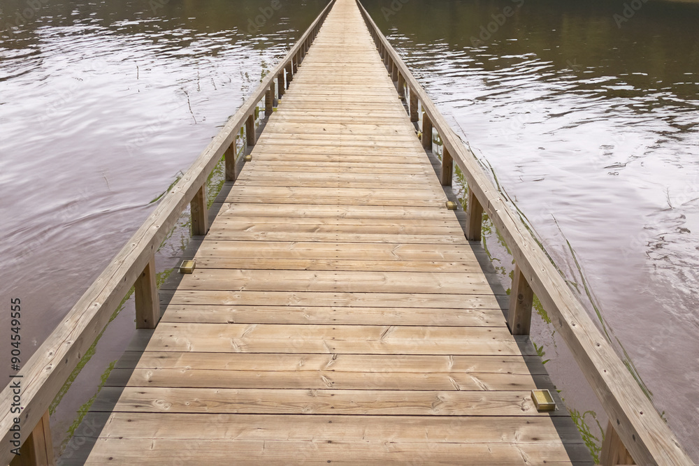 Obraz premium 古い木の橋 Old long road bridge made of wood