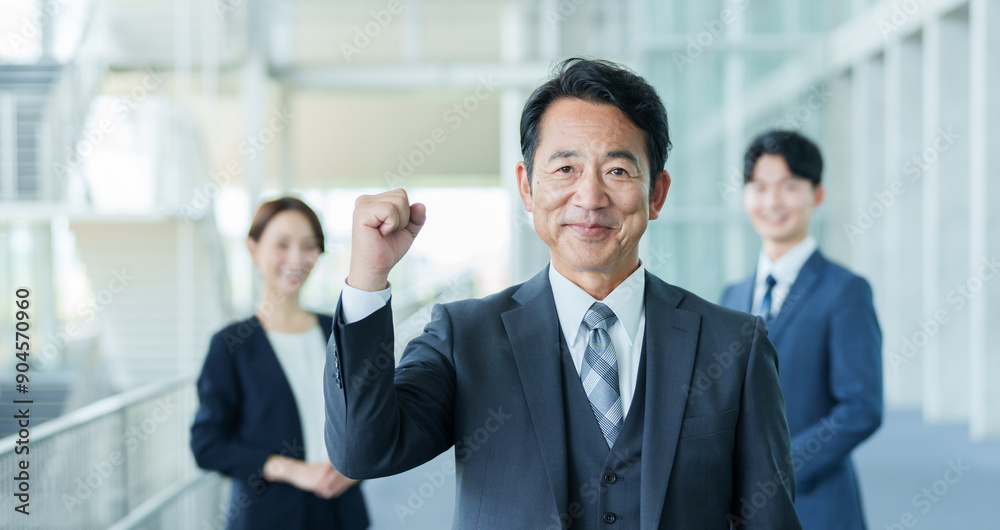 ガッツポーズをするビジネスパーソン ガッツポーズをするビジネスパーソン