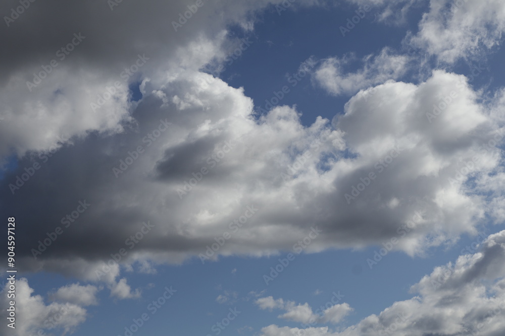 Toma de lejos de unas bellas nubes en un cielo de color azul radiante en la tarde Toma de lejos de unas bellas nubes en un cielo de color azul radiante en la tarde