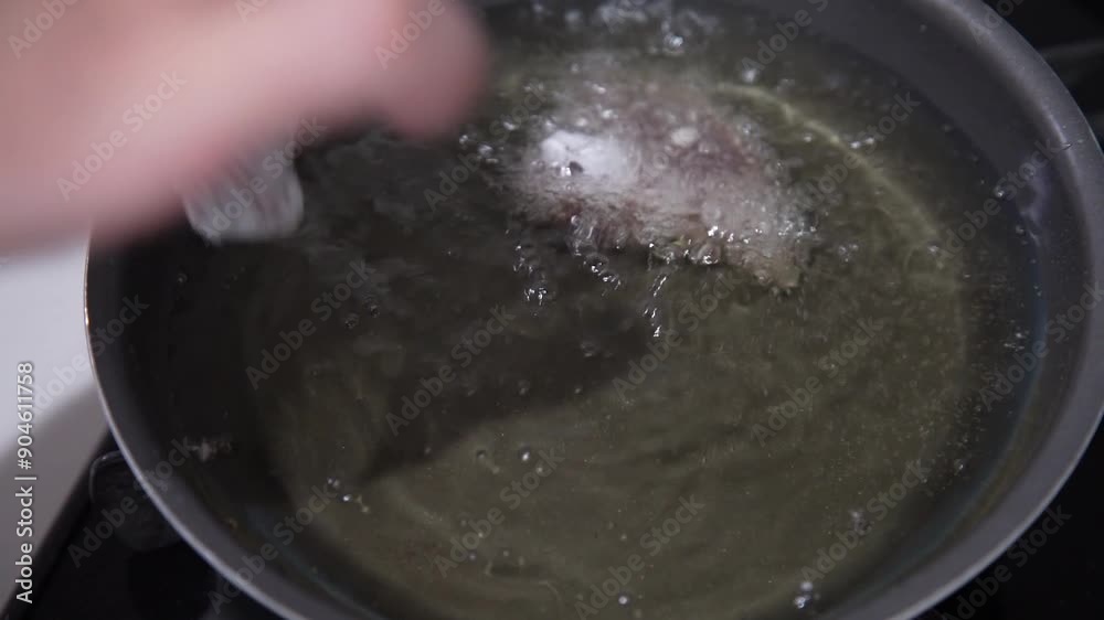 カツオの竜田揚げを作る様子 カツオの竜田揚げを作る様子