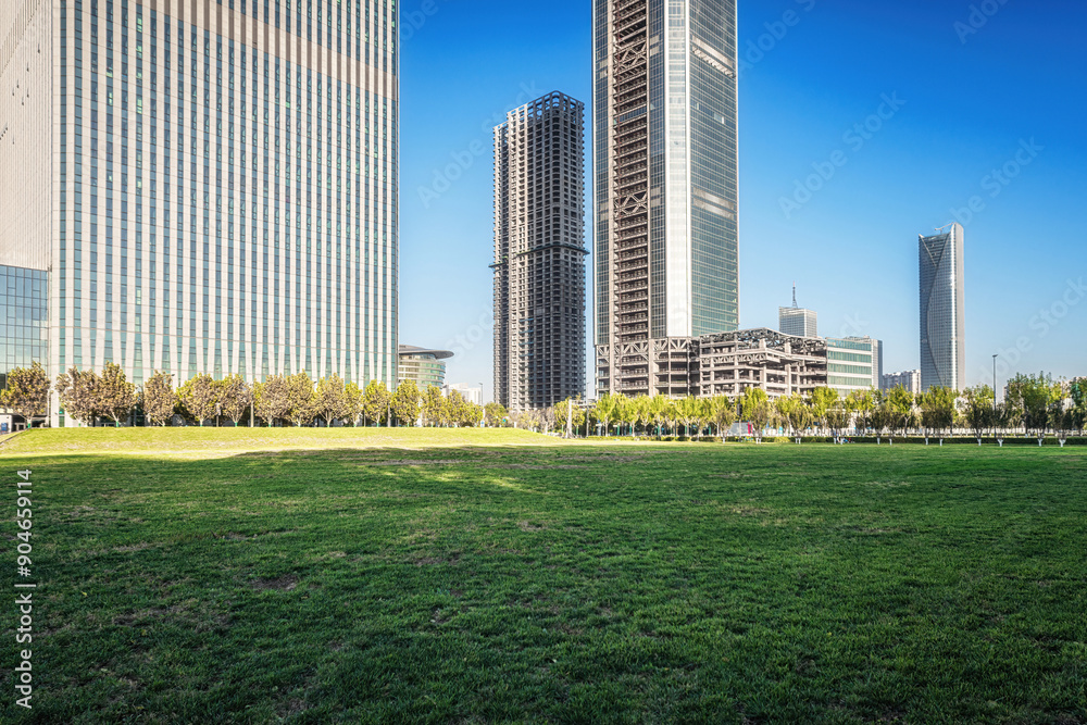 Obraz premium Urban Park with Contemporary Skyscrapers on a Clear Day