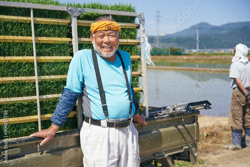 田植えを見守る農家さん