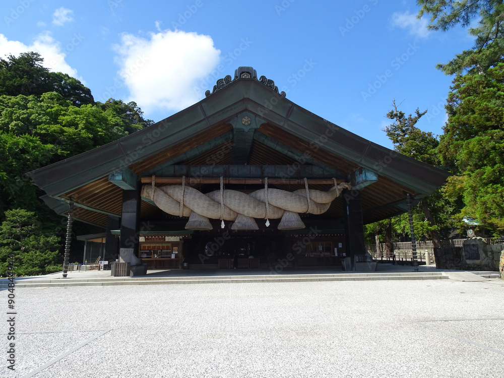 日本最大級の大しめ縄、出雲大社の神楽殿(かぐらでん) 写真
Kaguraden at Izumo Taisha Shrine, one of the largest shimenawa ropes in Japan Photo 日本最大級の大しめ縄、出雲大社の神楽殿(かぐらでん) 写真
Kaguraden at Izumo Taisha Shrine, one of the largest shimenawa ropes in Japan Photo