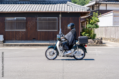 バイクに乗るお坊さん photo