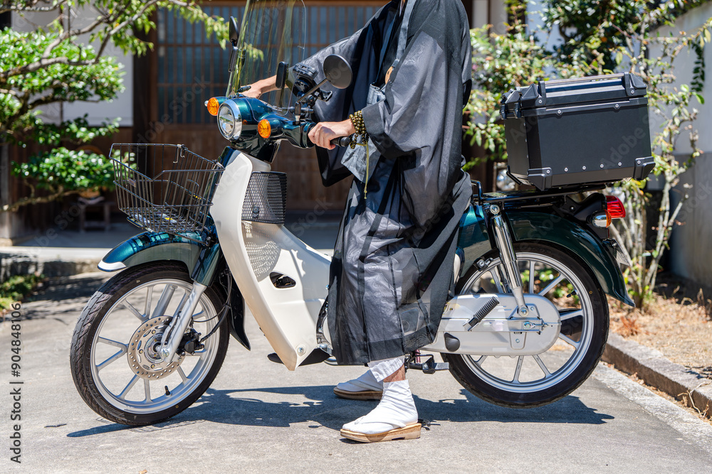 Fototapeta premium バイクに乗るお坊さん